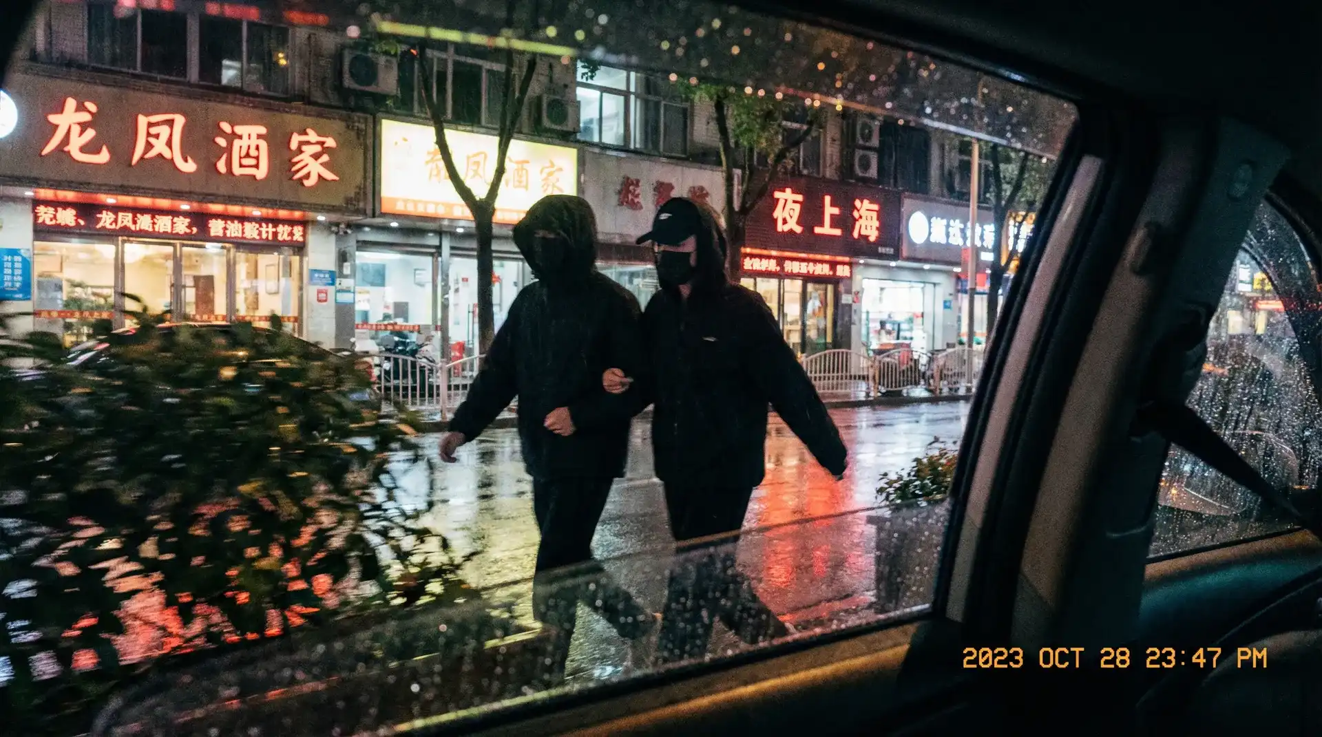 华体育会娱乐 - 顶流明星深夜密会现场抓拍照片